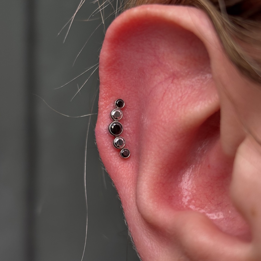 Helix — Cluster 5 cristales — Katozz Piercing Sevilla