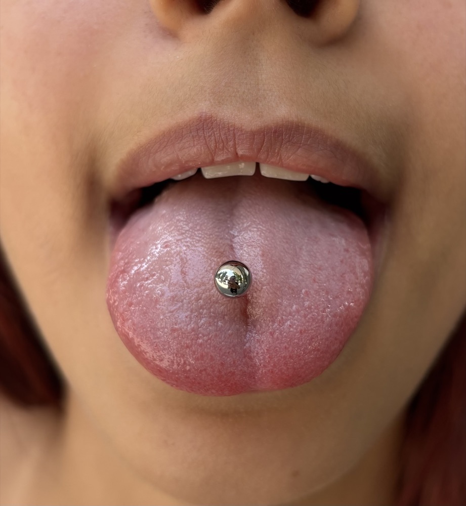 Lengua — Barbell de titanio — Katozz Piercing Sevilla