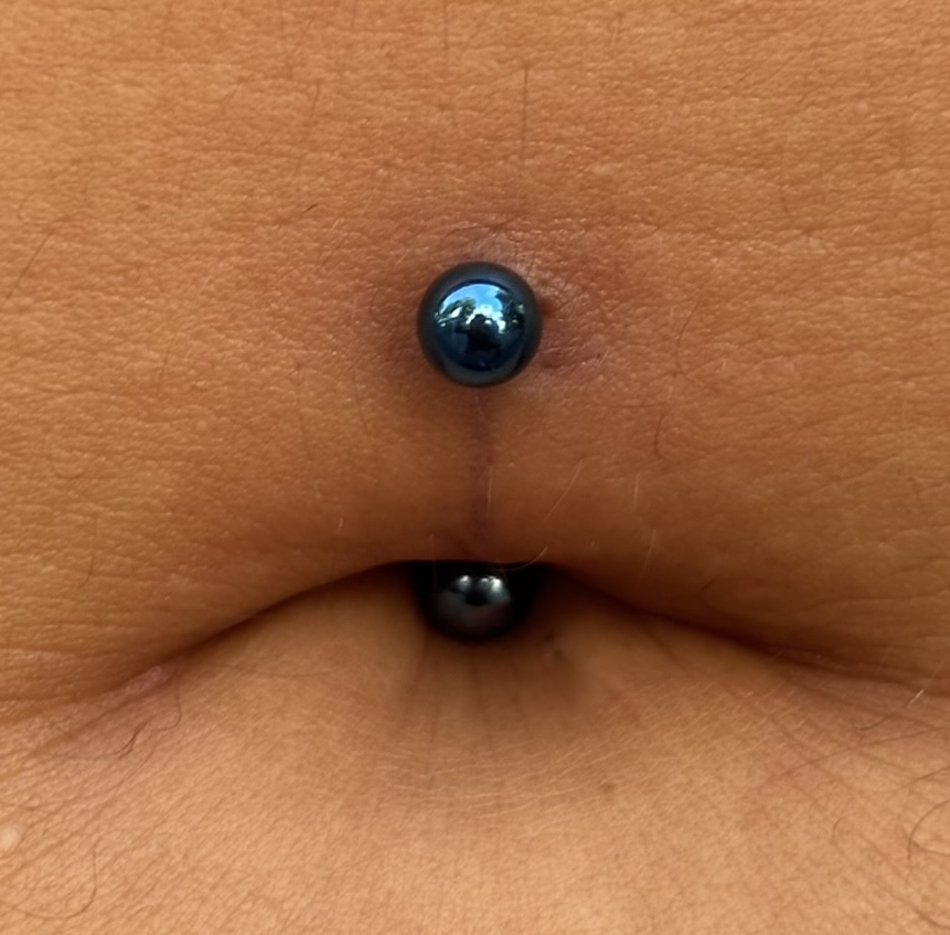 Ombligo — Curved barbell anodizado en azul — Katozz Piercing Sevilla